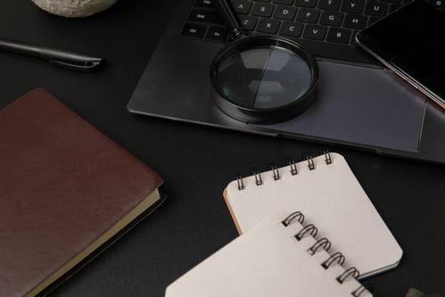 放大鏡便簽本辦公用品與汽車零配件商務(wù)攝影的藝術(shù)