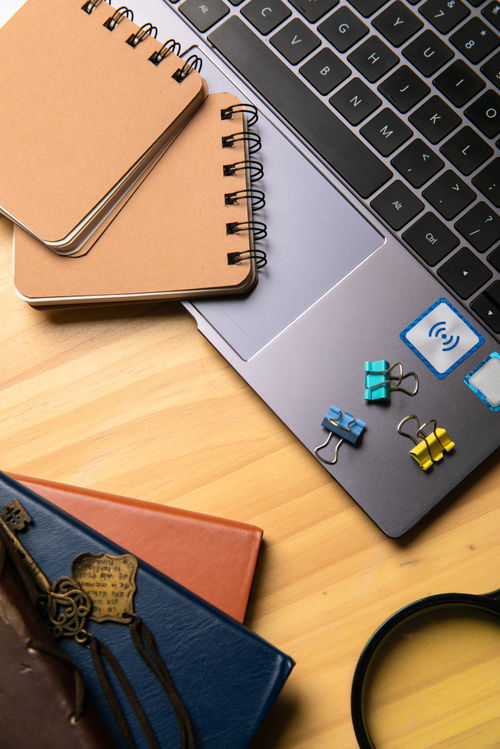 文件夾辦公用品與汽車零配件商務攝影圖的視覺營銷